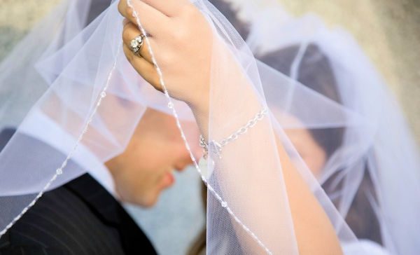 Discover how to make your own wedding veil!