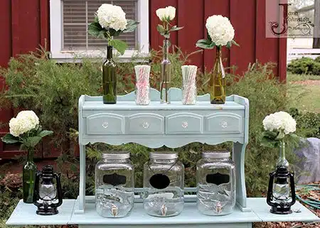 Refreshing drinks await wedding guests