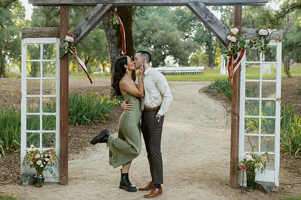 Kissing under the wooden arch