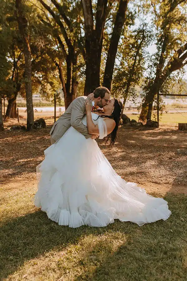 wedding couple Teressa and Jannis  share a romantic kiss under the heritage oaks