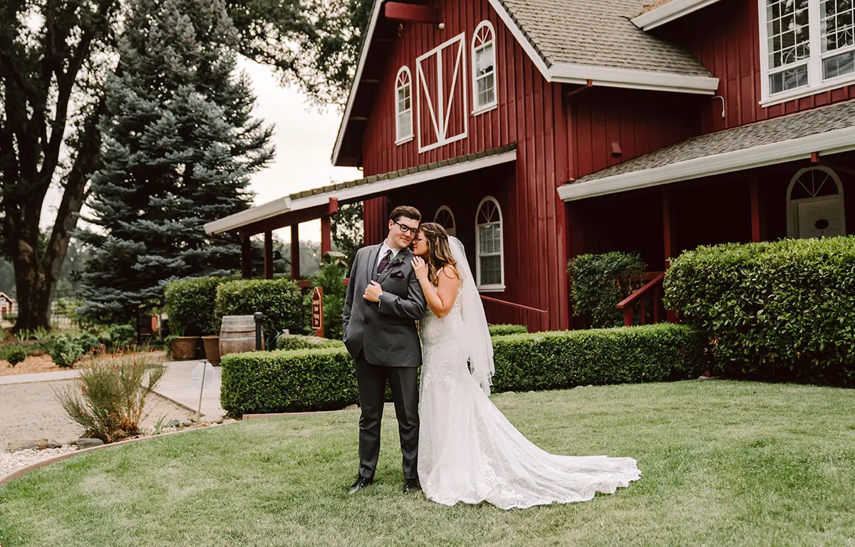 Kissing under the wooden arch