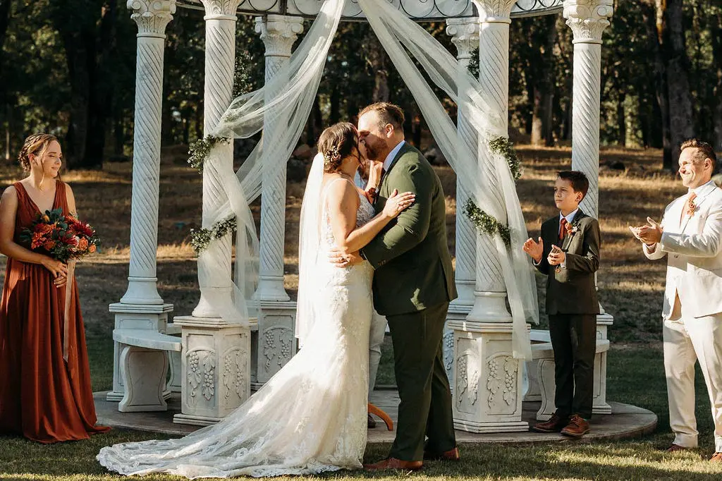 Kissing under the wooden arch