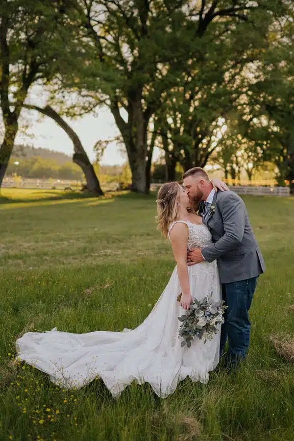 meadow-dt Danielle and Tim kiss in a meadow
