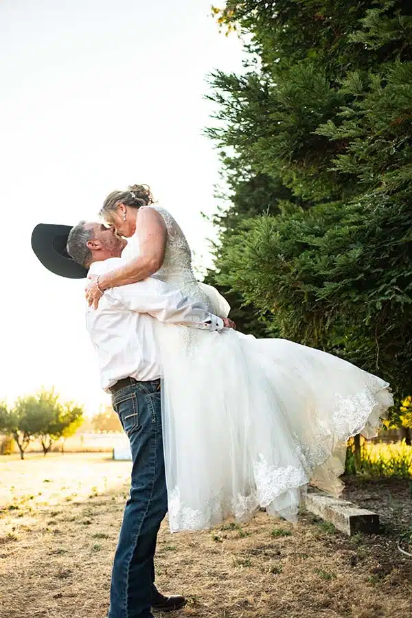 groom sweeping braide off her feet groom sweeping bride off her feet