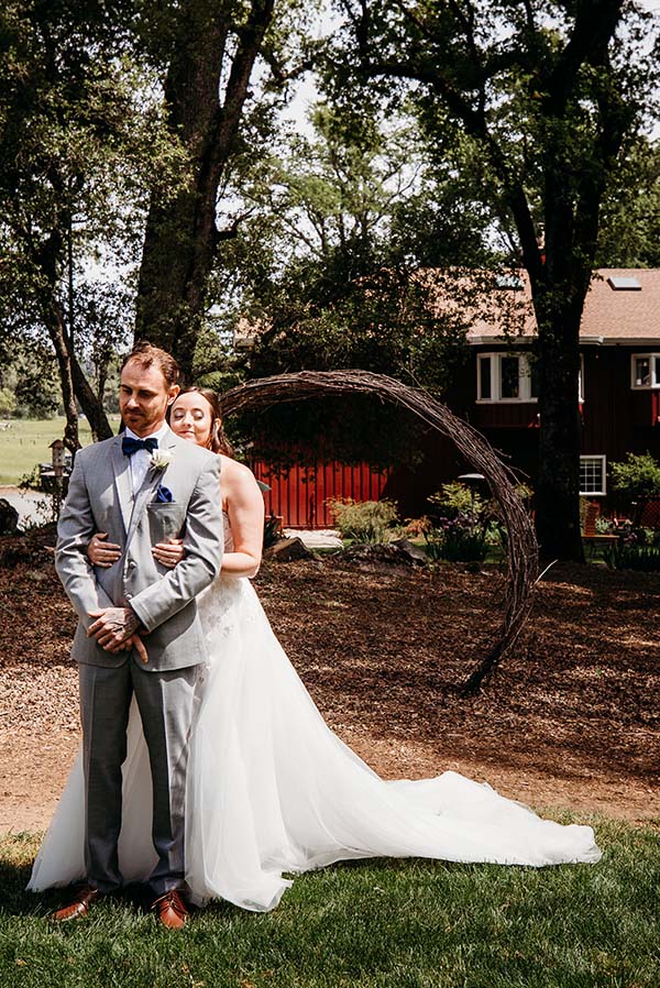 2025-05-03-143152-9Y1A6566 couple in front of vine arch