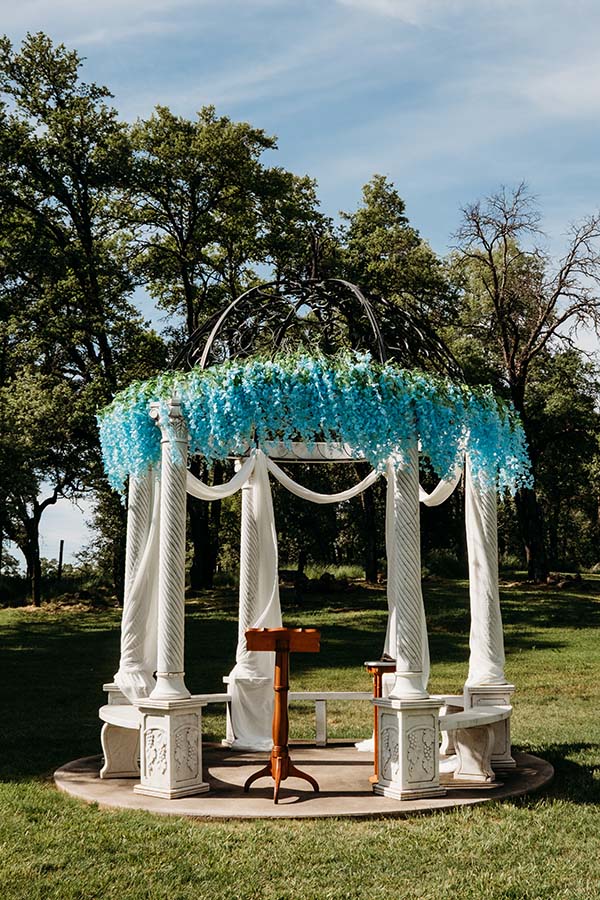 2025-05-03-152722-DSCF6162 couple under gazebo