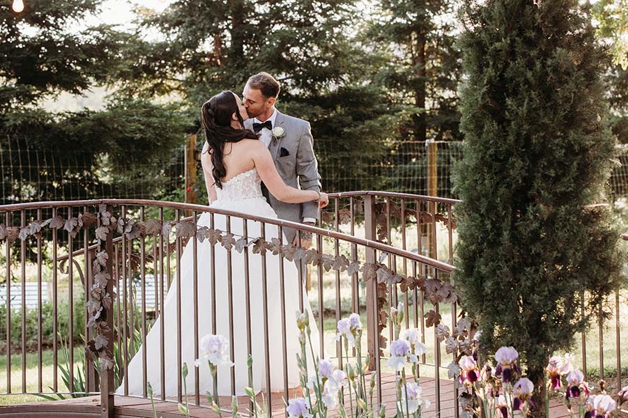 2025-05-03-184200-9Y1A9147 couple kissing on footbridge