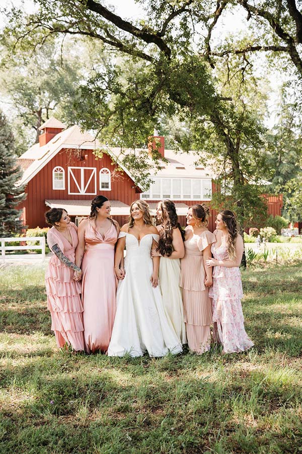 B24A8261 bridal party in front of guesthouse