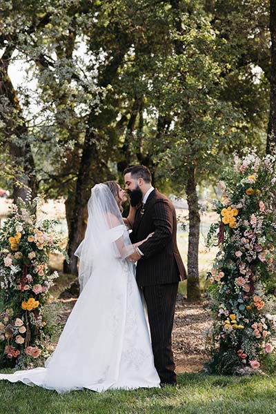 B24A8791 couple kissing under oak trees