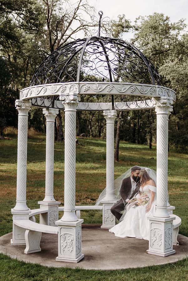 B24A9023 (1) couple under gazebo