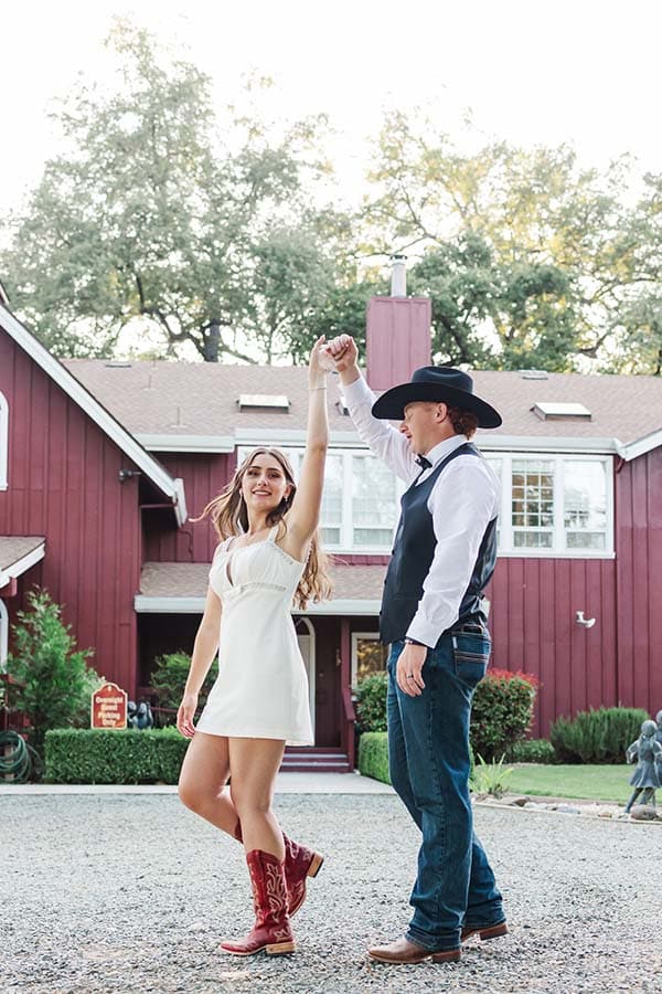 Kelle Pickell Photography -2096_(2048) couple dancing in front of guesthouse