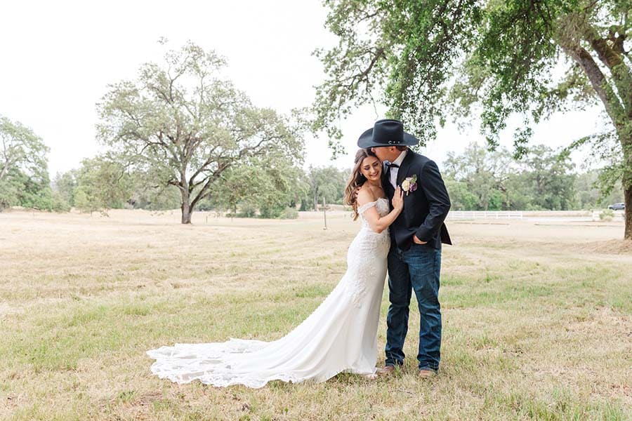 Kelle Pickell Photography -9797_(2048) couple in front pasture